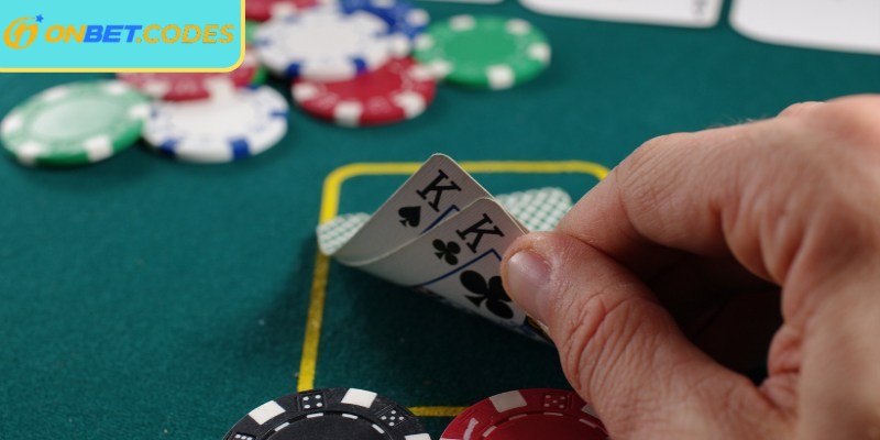 Mỗi ván bắt đầu bằng việc chia bài cho người tham gia